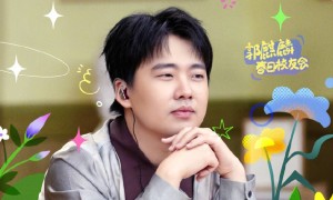 郭德纲带妻儿澳洲度假，大庄园挽手合照，郭汾阳扎耳洞手机不离手