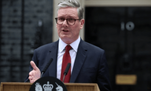 英国航母刚靠近南海，山东舰就宣布在香港开放，英媒气的破防
