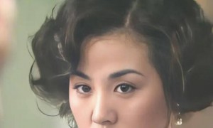 63岁刘斌在北京聚会烟不离手，63岁丛珊也出镜，依然很优雅