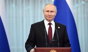 马克龙要赌个大的！宣布26国对普京“宣战”，三军齐出要打大仗？