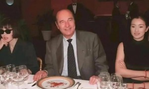 巩俐陪马克龙夫妇吃烤鸭！穿黑衣扎丸子头气场强，没戴华丽首饰很低调，曾多次跟随马克龙访华