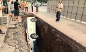 “萝卜快跑”又“失足”，背后老板李彦宏财富一年缩水182亿