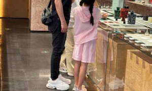 汪峰带两个孩子逛街 左右手各牵一娃超幸福