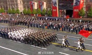 习近平向中国人民解放军仪仗队致意