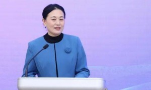 女教授在清华被树砸倒身亡，目击者：她当时正在骑车，其女儿也在现场，涉事绿化公司回应