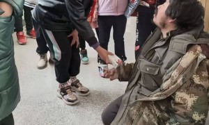 残疾拾荒者胡雷资助的女孩意外离世，此前两人相见泪流满面感动全网，胡雷连发4条动态号啕大哭悼念：心好痛，我把她当自己姑娘