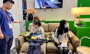 “连售三台电视，没想到老年人这么会买！” 老博会引燃银发消费热