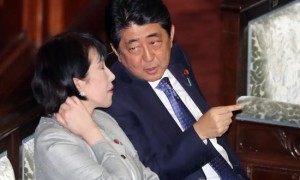 “安倍女孩”高市早苗:大学时担任乐队鼓手,母亲是警官,曾被拍到在安倍晋三葬礼上手微微颤抖