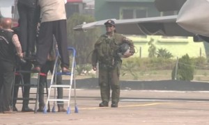 现场画面!印度总统乘坐“阵风”战斗机进行飞行体验